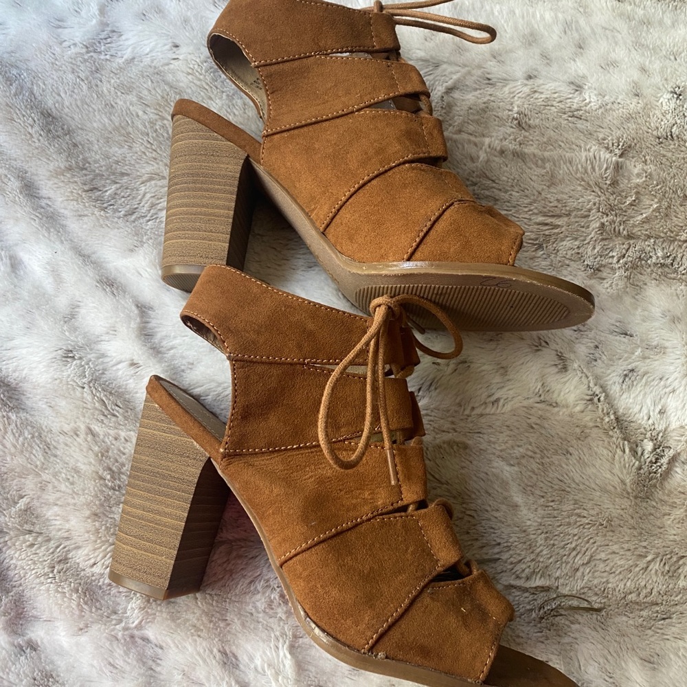 Keneth Cole- Suede Lace Up Sandals